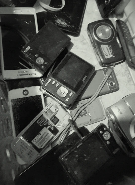 Cameras e celulares antigos